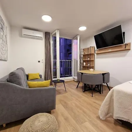 G-in-st Apartment Split